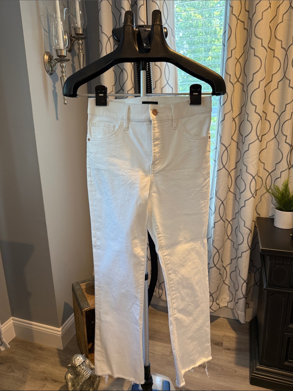 Women’s White cropped flare Jeans Express 26 " inseam 2 reg